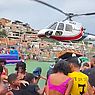 Oruam faz pouso arriscado de helicóptero em meio a muitas crianças em favela do Rio; assista 