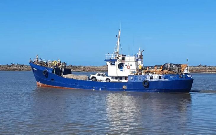 Embarcação de carga Thais, que naufragou a caminho de Fernando de Noronha 