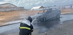 Incêndio destrói carro de passeio em Arapiraca; veículo tinha cilindros de GNV