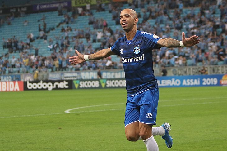 Diego Tardelli comemora o gol no início do jogo