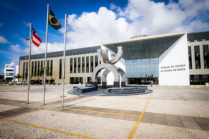 As chances no Tribunal de Justiça da Bahia são para candidatos que têm nível superior em direto e, no mínimo, três anos de atividade jurídica. 