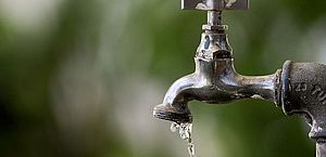 Rompimento de adutora afeta abastecimento d'água em cidades do interior de Alagoas 