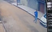 Vídeo: homem armado aborda morador e rouba veículo na presença dos filhos dele