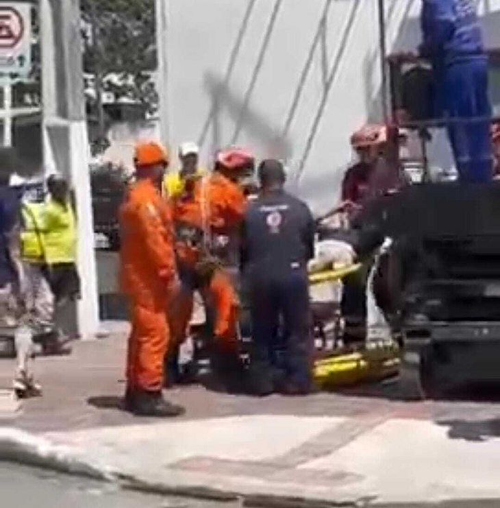 O homem foi retirado de cima do telhado e socorrido