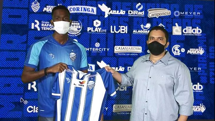 Lateral-esquerdo Igor Fernandes foi apresentado ao lado do executivo de futebol Marcelo Barbarotti