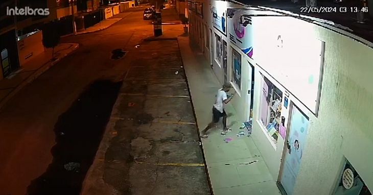 Câmera de segurança flagrou ação dos bandidos, em Ponta Verde