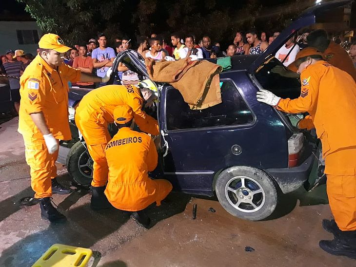 Militares precisaram usar equipamentos hidráulicos para resgatar vítima de ferragens de carro