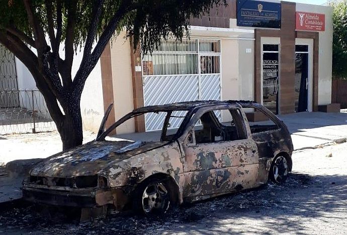 Carro queimou em via pública de Delmiro