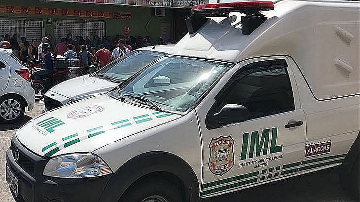 O Instituto Médico Legal (IML) foi acionado para realizar o recolhimento do cadáver e tentar identificar a vítima