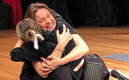 Sandy abraçou Fernanda Gentil no palco