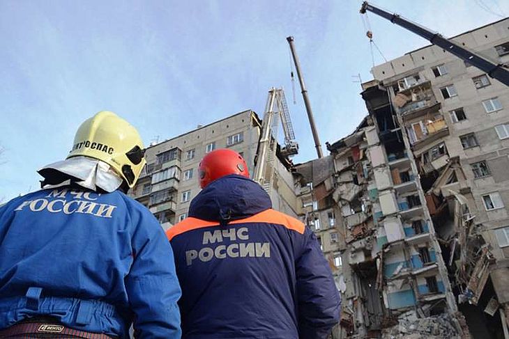 Policiais participam das operações de resgate dois dias depois de uma explosão de gás provocar o desabamento de parte de um prédio residencial na cidade russa de Magnitogorsk 