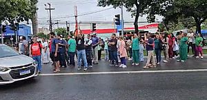 Trabalhadores de hospital fazem protesto na Fernandes Lima para cobrar salários atrasados 