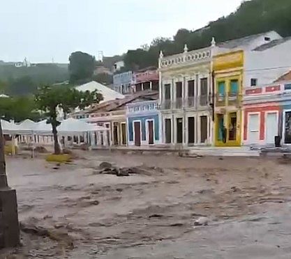 Chuva forte alagou ruas de Piranhas, no Sertão, nessa terça-feira, 20