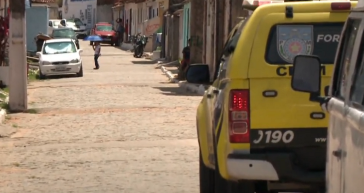 A Polícia Militar (PM) está no local e isolou a área para preservar o cenário do crime