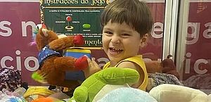 Vídeo: criança fica presa em máquina caça-brinquedos de shopping