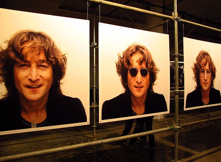Exposição com fotos de John Lennon (1940-1980) e outros artistas. Piano raro que Lennon usou para compor músicas do 'Sargent Pepper's' vai a leilão