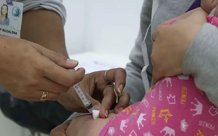 O Ministério da Saúde recomenda a vacinação durante a gestação como forma de proteção contra a doença