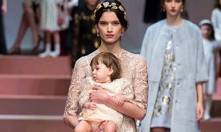 Eloisa e sua filha Azurra desfilando para a Dolce & Gabbana em 2015 