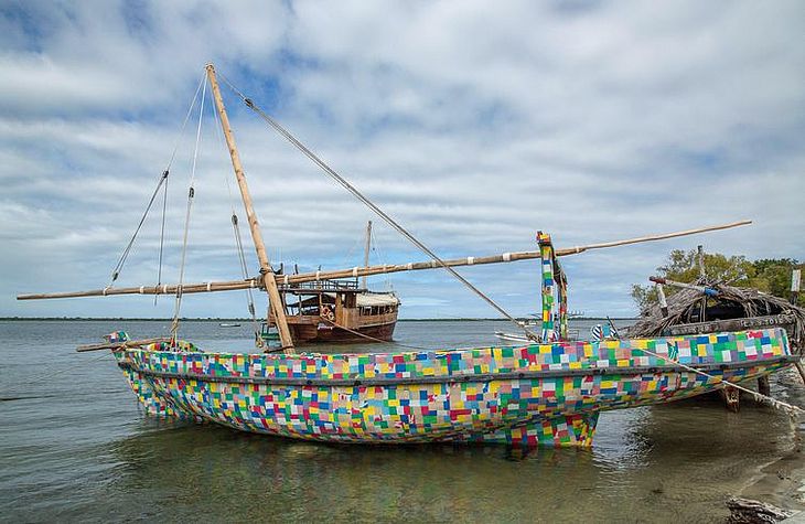 Barco construído totalmente com resíduos de plástico reciclado encontrados na praia da ilha de Lamu, costa norte do Quênia 