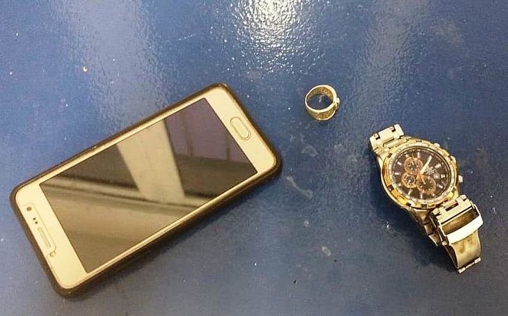 Celular e relógio de taxista foi encontrado com um dos suspeitos presos na manhã de hoje. 