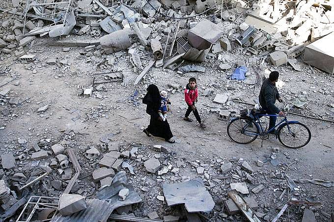 Pessoas caminham em Damasco, na Síria: cidade foi eleita a pior do mundo para viver em estudo da The Economist