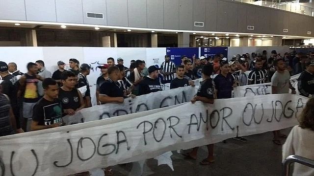 Torcida do Ceará protesta contra os maus resultados do time na Série A