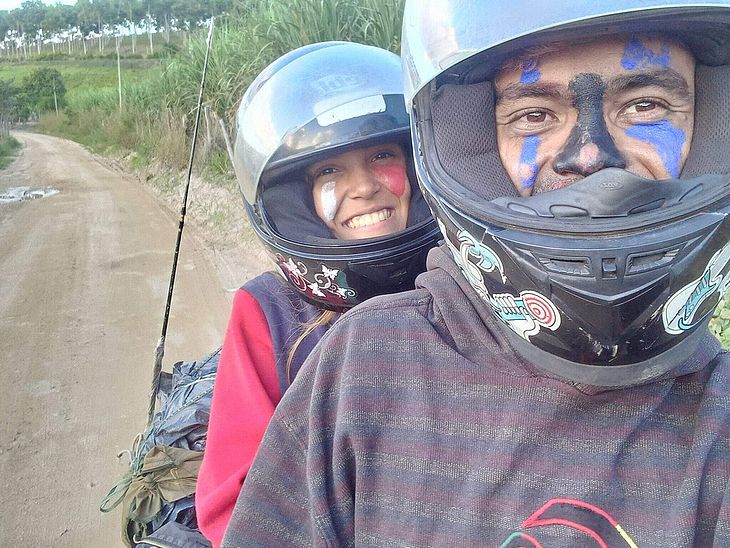 Tiago e a namorada Jennifer percorreram o Brasil de moto, durante oito meses e treze dias
