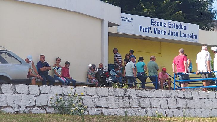 Pequena fila é registrada em frente à escola estadual professora Maria José Loureiro