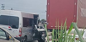 Van do Ministério Público de AL e carreta colidem em Campo Alegre; quatro ficam feridos