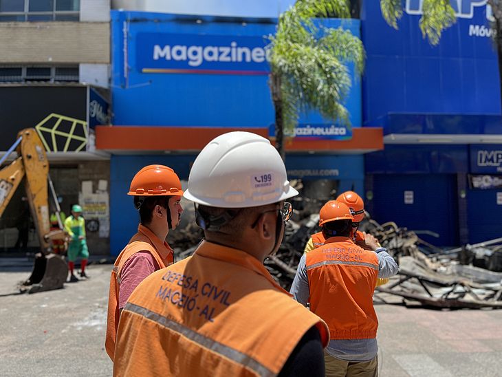    Imóvel atingido pelo incêndio será vistoriado após esfriamento da estrutura