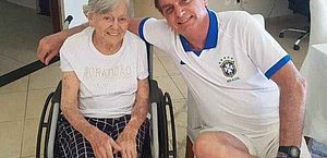 Bolsonaro compartilha vídeo do último encontro com a mãe