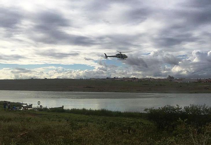Helicóptero sobrevoou lago em busca de desaparecido