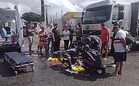 Dois em moto são atingidos por carro e jogados embaixo de caminhão, na parte alta de Maceió