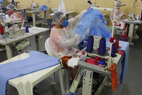 Reeducandos do Presídio do Agreste confeccionam aventais doados a profissionais de saúde do Hospital da Mulher