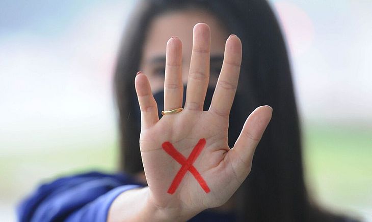 Campanha da Lei Maria da Penha sinaliza para denúncia de agressões contra as mulheres