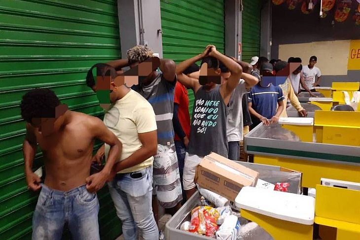 Grupo é detido por policiais militares enquanto arrombava estabelecimentos no bairro Cosme de Farias, em Salvador (BA). onde a PM decretou greve