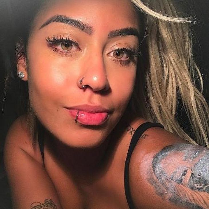 Irmã de Neymar tatua o próprio rosto e fãs comentam