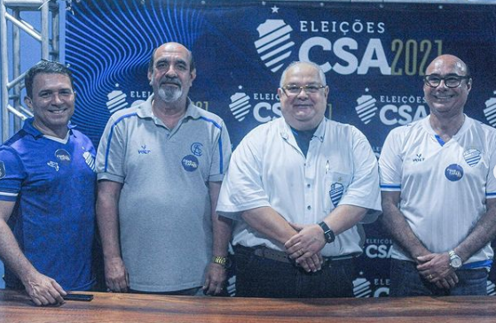 Omar Coelho (terceiro da esquerda à direita) foi o vencedor da eleição do CSA