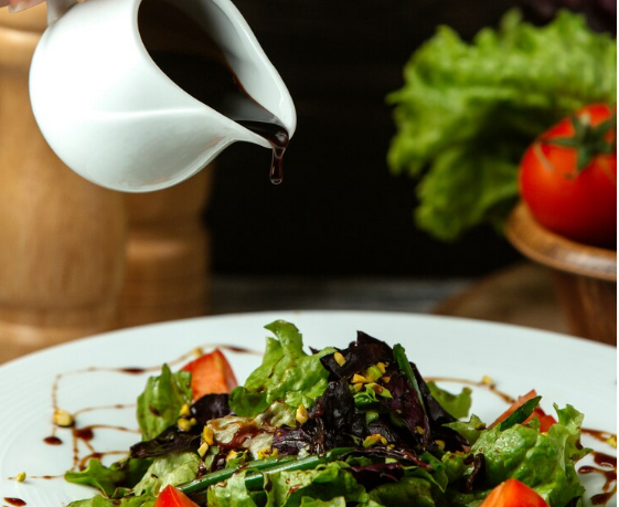 Molhos para salada geralmente são ricos em calorias e cheios de aditivos
