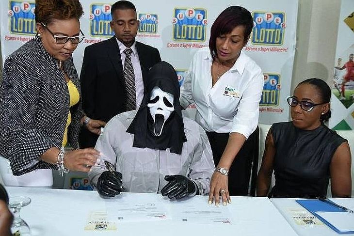 Ganhador de loteria usa máscara do Pânico para receber prêmio na Jamaica