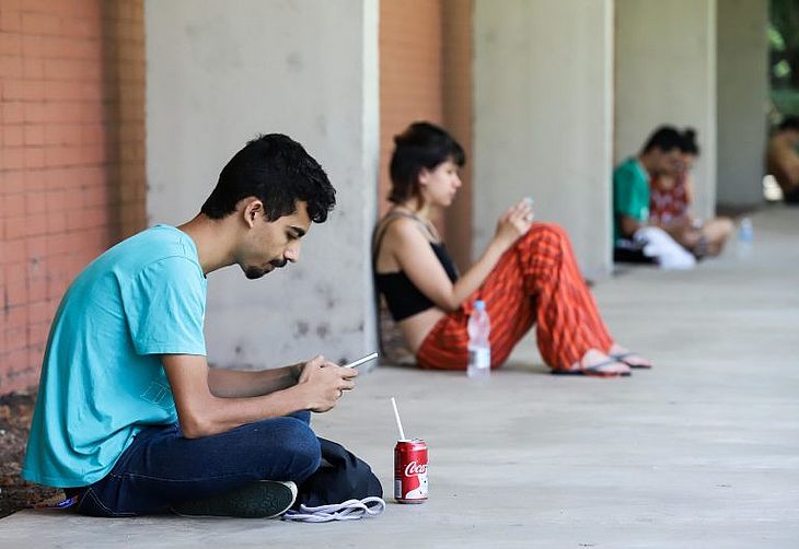 Jovens brasileiros passam, em média, quatro horas diárias utilizando smartphones