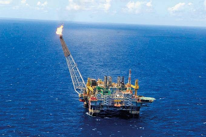LUZ NO HORIZONTE - Plataforma em atividade: desta vez, os leilões do petróleo acontecem em clima de otimismo "Brasil nunca exportou tanto petróleo como em 2018", disse Opep 