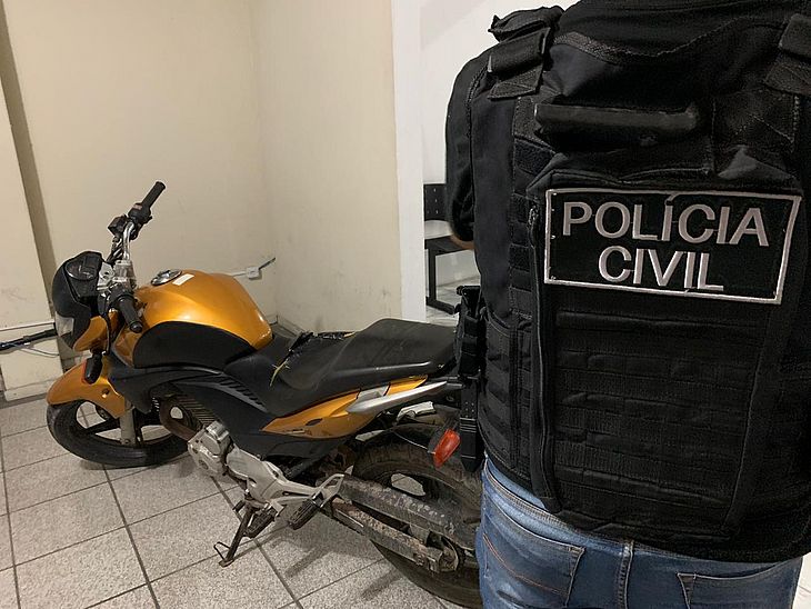 Moto era utilizada pela dupla para cometer os assaltos, segundo a polícia