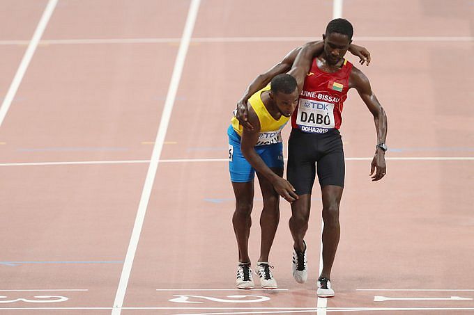 Braima Suncar Dabó, de Guiné Bissau, abdicou da corrida, escorou Busby em seus ombros e o acompanhou por mais de cem metros até a linha de chegada