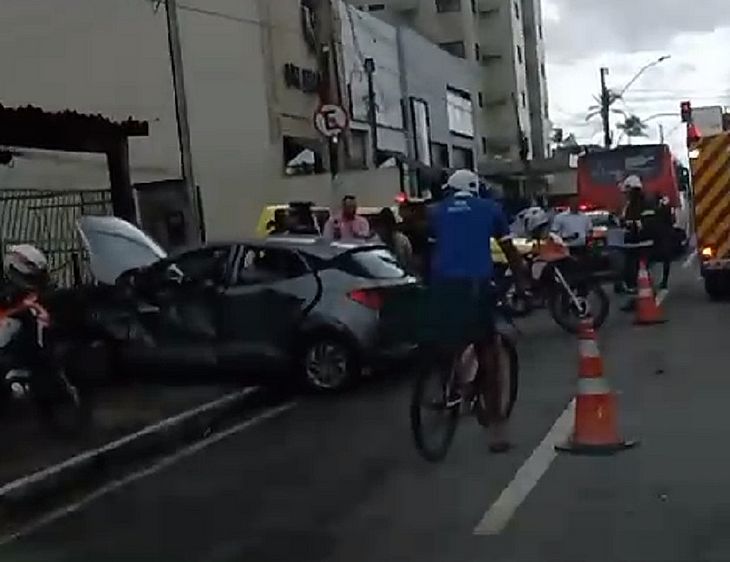 O acidente chamou a atenção de quem passava pela Avenida Álvaro Calheiros