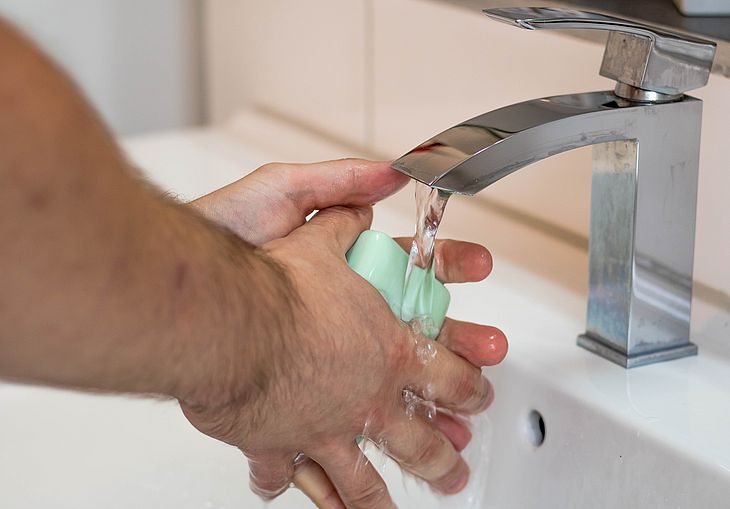 Lavar as mãos é um dos cuidados essenciais 