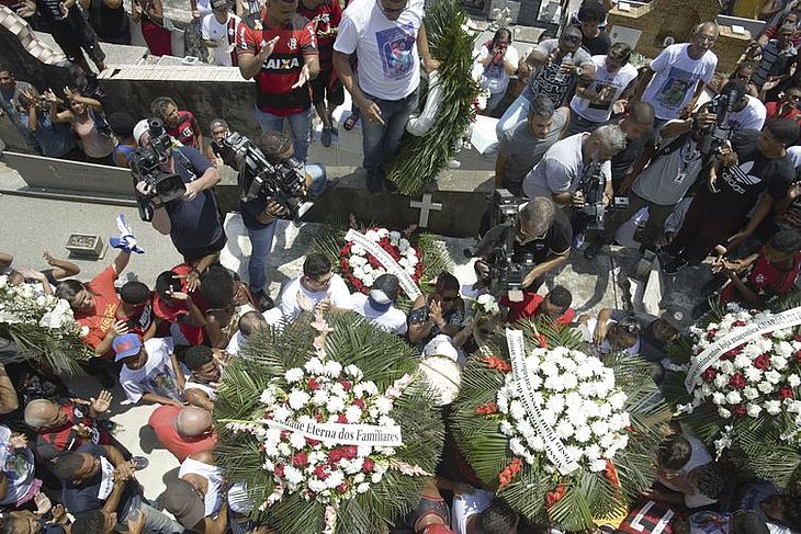 Sepultamento do corpo do goleiro do Flamengo, Christian Esmério, no Cemitério de Irajá
