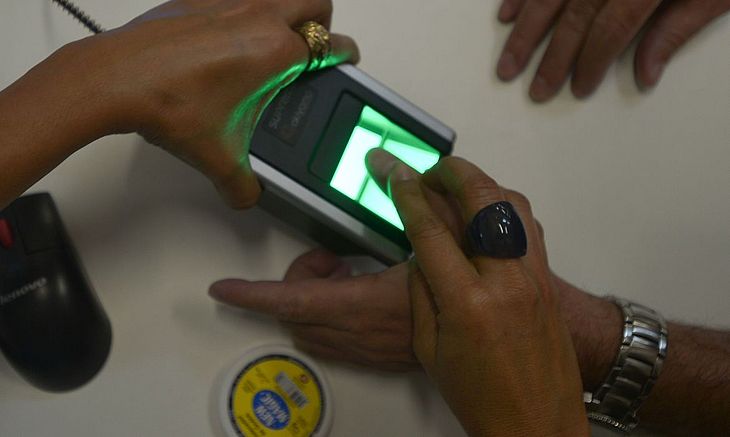 Eleitor poderá se identificar por biometria ou documento com foto