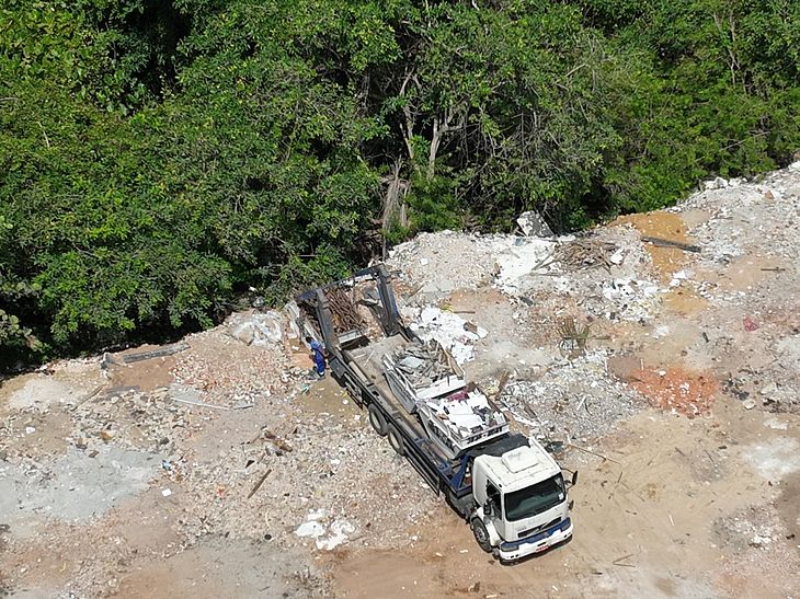 Empresa que despejou metralha em área de mangue tem equipamentos lacrados e é multada