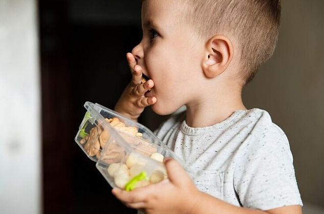 Indicadores da OMS e do Ministério da Saúde diferem sobre alimentação infantil, diz estudo